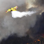 Un hidroavión descarga agua en Bracal, Abrantes. PAULO CUNHA