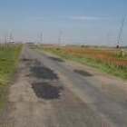 Aspecto que presenta la carretera a Laguna de Negrillos, con Pobladura de Pelayo García al fondo