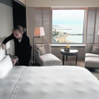 Una camarera de planta finaliza la limpieza de una habitación en un hotel de Barcelona.