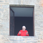 Cristobal Halffter saluda desde una de sus ventanas en su rediencia del Castillo de Villafranca del Bierzo foto Luis de la Mata
