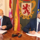 Firma del convenio entre el subdelegado y el alcalde. DL