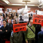 Imagen de los ciudadanos que se manifestaron ayer en el Consistorio de Azpeitia