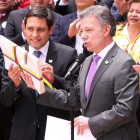 El presidente entrega el texto definitivo del acuerdo de paz. M.D.C.