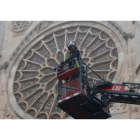 Imagen de archivo de un bombero revisando la fachada de la Catedral de León tras el desprendimiento de una cornisa. JESÚS F. SALVADORES