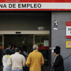 Personas entrando en una oficina de SEPE en Madrid.
