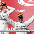 Lewis Hamilton saluda desde el podio del circuito de las Américas ante su compañero, Nico Rosberg, relegado a la segunda plaza.
