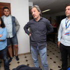 En el centro, Pedro Muñoz, con Iván Alonso a la derecha, anoche en la sede de CB.