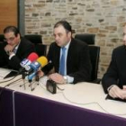 El presidente de la D.O. Bierzo, ayer en la sede del Consejo Regulador, entre los técnicos de Excal