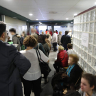 Colas en el Hospital ayer por la tarde para pasar por el triaje, la primera valoración. JESÚS F. SALVADORES