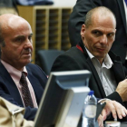 El ministro español de Economía y Competitividad, Luis de Guindos (i), y el ministro de Finanzas griego, Yanis Varufakis (d), asisten a una reunión de los ministros de Finanzas del Eurogrupo en la sede del Consejo Europeo de Bruselas.