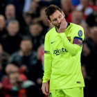 Lionel Messi reacciona como muestra la imagen a la eliminación del Barcelona de la Liga de Campeones. PETER POWELL