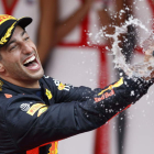 Ricciardo celebra en lo más alto del podio su triunfo en el Gran Premio de Mónaco. VALDRIN XHEMAJ