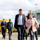 Santi Vila sale de la cárcel madrileña de Estremera con su abogada, el pasado 3 de noviembre.