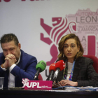 Los procuradores Luis Mariano Santos y Alicia Gallego, ayer en la sede de la UPL en León. FERNANDO OTERO