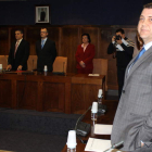 López Riesco, con gesto distendido, al saber que la moción de censura contra él había prosperado con los votos de PSOE e IAP.