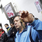 Un hombre que va a ser desahuciado por el banco muestra las llaves de su casa.