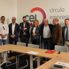 La candidata popular, con parte de su equipo, en el CEL. DL