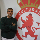 Javi Fernández posa junto al escudo de la Cultural y Deportiva Leonesa. CYDL