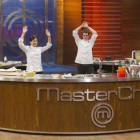 Vicky y Mateo, finalistas de la segunda temporada de 'Masterchef', en el plató.