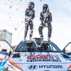 Alba Sánchez (derecha) celebra junto a Surhayen en lo alto de su Hyundai i20 el triunfo en el Rallye de La Nucía. SHAKEDOWN MEDIA