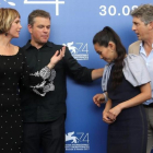 Alexander Payne (derecha), con sus actores Kristen Wiig, Matt Damon y Hong Chau, en Venecia.