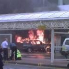 El vehículo envuelto en llamas arde en la entrada de la Terminal-1 de salida aGlasgow