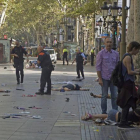 Varias de las personas atropelladas yacen en el suelo tras el atentado de Las Ramblas.