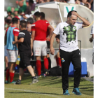 Miguel Ángel Miñambres se desespera de una jugada en un partido en el que el Astorga mereció más frente al CD Vitoria. JESÚS F. SALVADORES