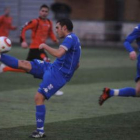 Vila controla el balón en un lance del partido. El delantero fue el autor del único gol del Huracán.