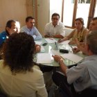 Los responsables municipales, ayer, en la reunión con la dirección del colegio de los Maristas.