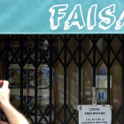 Imagen del bar Faisán precintado por la Policía. JUAN HERRERO