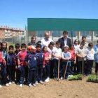 Grupo de alumnos que participan en la experiencia de la creación del huerto escolar