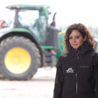 Isabel Díaz Ayuso durane su visita a una explotación agropecuaria madrileña. ZIPI ARAGÓN