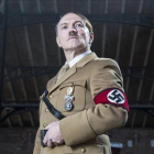 El actor que interpreta a Hitler, en 'Un mundo en guerra'.