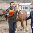 Fidentino Reyero (derecha) entrega uno de los premios de equino