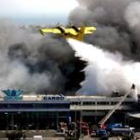 Una avioneta lanza agua para sofocar el incendio en el aeropuerto