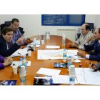 Carlos Cabanas, junto a Teresa Mata, durante la reunión con la junta directiva de la Comunidad de Regantes de Los Payuelos