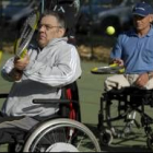 Dos participantes en el curso durante el primer día de actividad en las pistas municipales de tenis