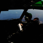 Un avión de la Royal Australian Airforce (RAAF) buscando los restos del vuelo MH370 de Malaysia Airlines