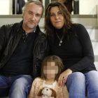 Nadia Nerea, con sus padres Fernando Blanco y Marga Garau.