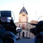 La fachada del Ayuntamiento, vista entre dos motocicletas aparcadas en la plaza Mayor de la ciudad