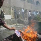 Un iraquí quema fotos y enseres de la embajada de Jordania