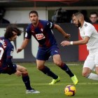 Benzema conduce el balón durante el partido ante el Eibar, que goleó al Madrid. JAVIER ETXEZARRETA.