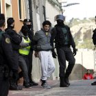 Traslado de uno de los dos detenidos en Melilla.