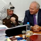 Yaser Arafat hablando con el mediador europeo para Oriente Medio, Miguel Moratinos