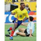 Cristian Lara, de la selección ecuatoriana, celebra su gol ante Argentina
