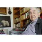 El poeta leonés Antonio Gamoneda en el despacho de su casa, rodeado por miles de libros, donde trabaja desde hace años en la segunda parte de sus memorias. RAMIRO