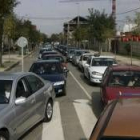 Durante toda la jornada de ayer, el goteo de coches fue constante en los accesos al cementerio