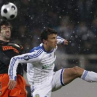Yarmolenko, a la derecha, pelea por el control del balón con el jugador del Valencia David Albelda