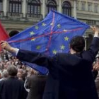Un manifestante porta una bandera de la UE con una cruz en una protesta contra la unión en Varsovia
